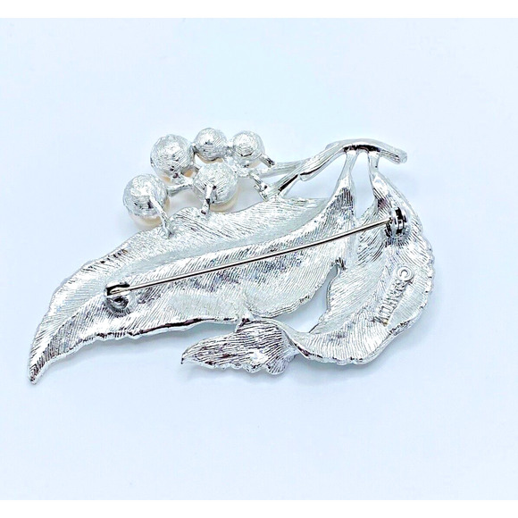 Vintage Sarah Coventry Large Silver Tone Flowing Leaf Brooch Faux Pearl Berries - Picture 3 of 5